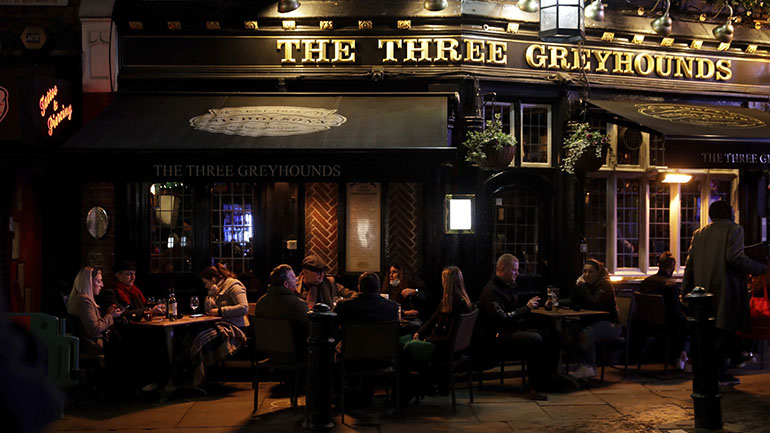 Βρετανία: Για τρίτη φορά από την αρχή της πανδημίας κλείνουν παμπ και εστιατόρια στο Λονδίνο