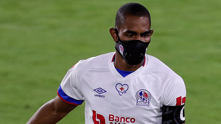 Ποδοσφαιριστής φοράει μάσκα κατά του κορωνοϊού στη διάρκεια των αγώνων!