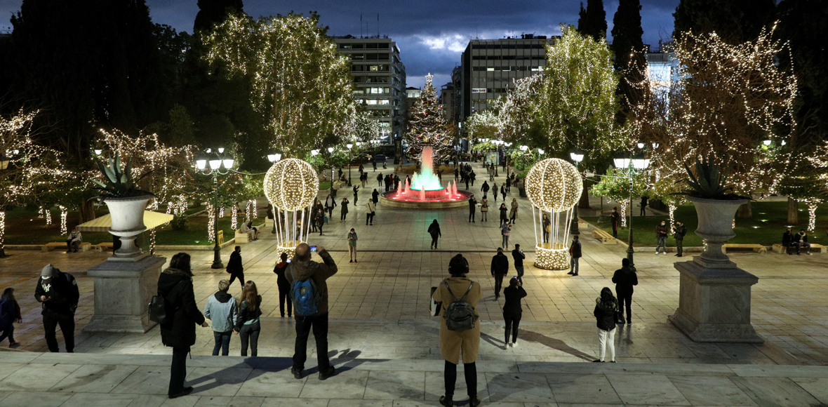 Η πλατεία Συντάγματος φόρεσε τα γιορτινά της