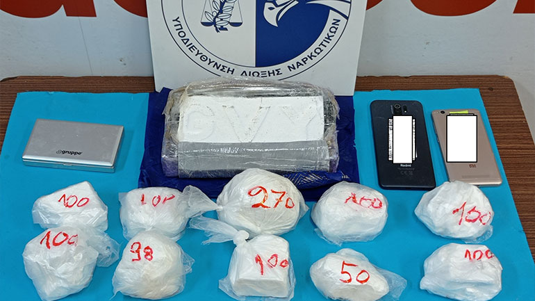 Χειροπέδες σε 29χρονο που έκρυβε στο σπίτι του δύο κιλά κοκαΐνη Χειροπέδες σε 29χρονο που έκρυβε στο σπίτι του δύο κιλά κοκαΐνη