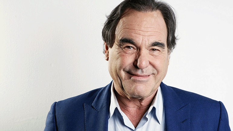 Ο Όλιβερ Στόουν αποκάλυψε ότι έκανε το ρωσικό εμβόλιο κατά του νέου κορωνοϊού