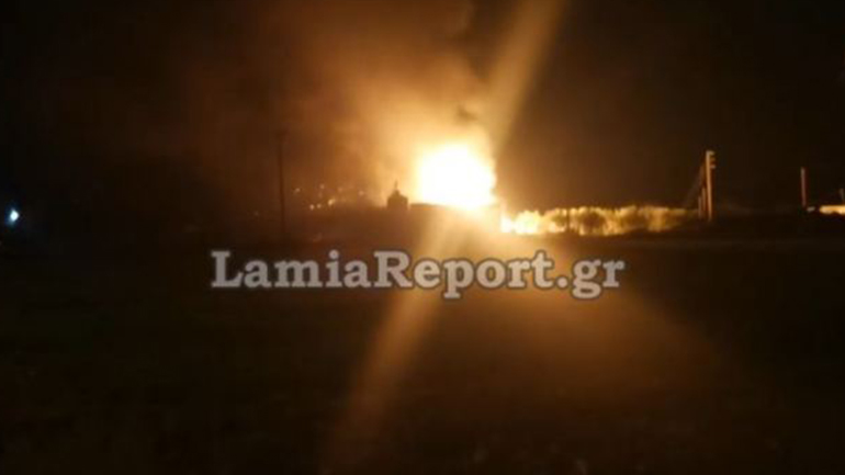 Λαμία: Δύο τραυματίες από έκρηξη σε πυρκαγιά – Εκκενώθηκε η γύρω περιοχή