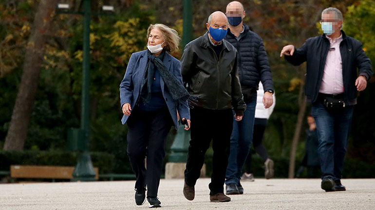 Κώστας Σημίτης: Σπάνια δημόσια εμφάνιση με τη σύζυγό του Δάφνη στο Ζάππειο