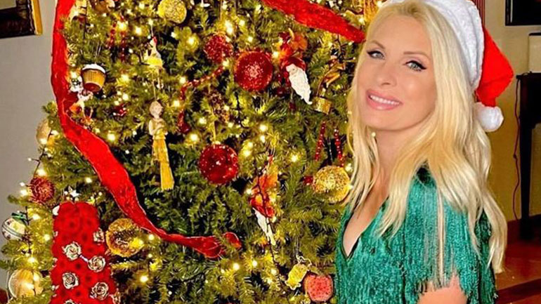 Η Ελένη Μενεγάκη ποζάρει με glam εμφάνιση δίπλα στο χριστουγεννιάτικο δέντρο της