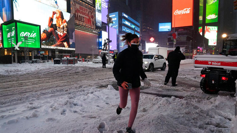 Στα λευκά η Νέα Υόρκη, μετά τη χιονοθύελλα που έπληξε τις ΗΠΑ