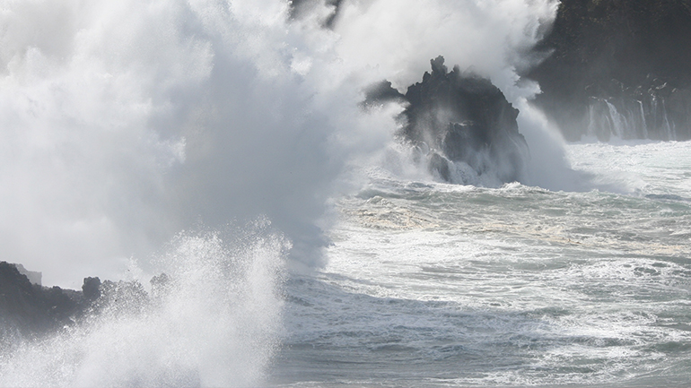 Βιετνάμ: Δεκαπέντε ναυτικοί αγνοούνται μετά τη βύθιση φορτηγού πλοίου εν μέσω θαλασσοταραχής