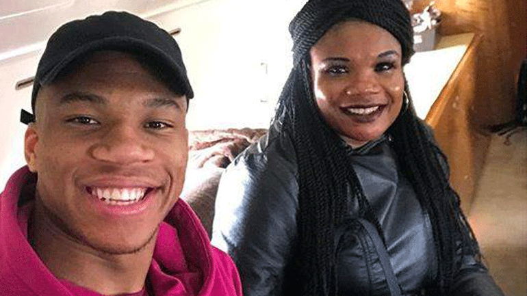 Αντετοκούνμπο: «Η μητέρα μου δεν ήθελε να μετακομίσει»