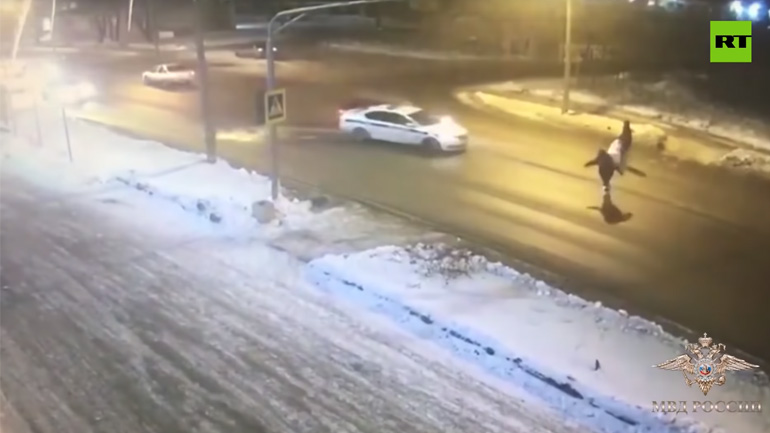 Περιπολικό σώζει δύο πεζούς