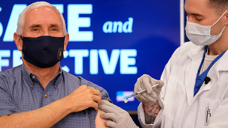 Ο αντιπρόεδρος των ΗΠΑ Μάικ Πενς εμβολιάστηκε σε ζωντανή μετάδοση