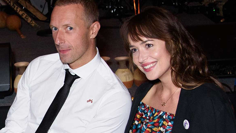 Dakota Johnson: Αρραβωνιάστηκε με τον Chris Martin;