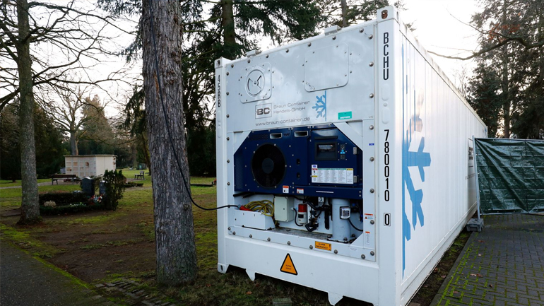 Γέμισαν τα νεκροταφεία στη Φρανκφούρτη – Σε κοντέινερ – ψυγεία τοποθετούνται οι σοροί