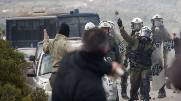 Αστυνομικός για τα επεισόδια στη Μυτιλήνη: «Πήραμε εντολή να βαράμε στο ψαχνό»