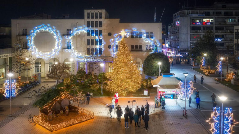 Φωταγωγήθηκε το χριστουγεννιάτικο δέντρο της Καρδίτσας