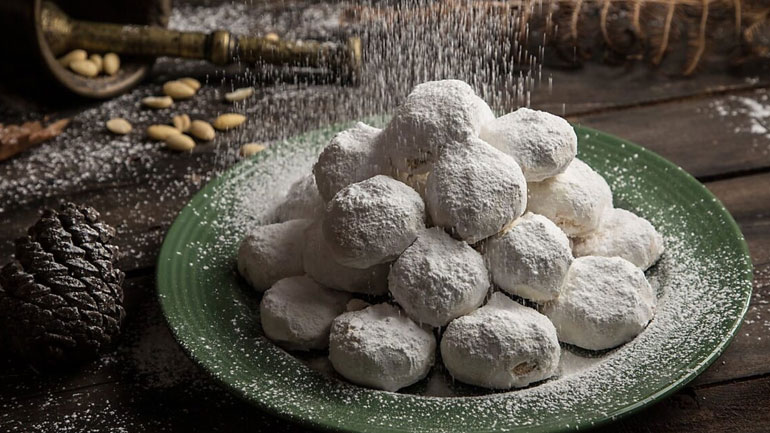 Γιατί τρώμε κουραμπιέδες τα Χριστούγεννα;