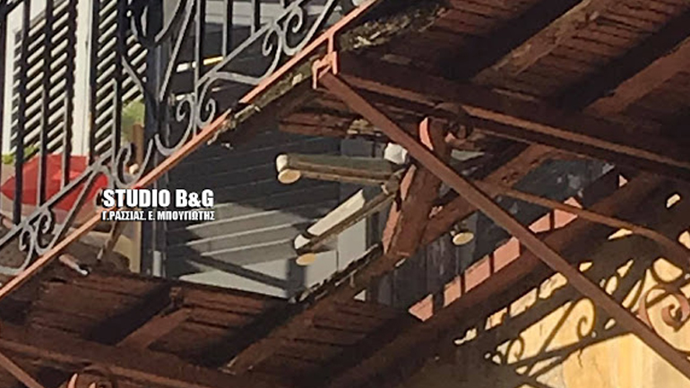 Ηλικιωμένη έπεσε από ύψος 10 μέτρων – Κατέρρευσε το σάπιο μπαλκόνι στο Ναύπλιο