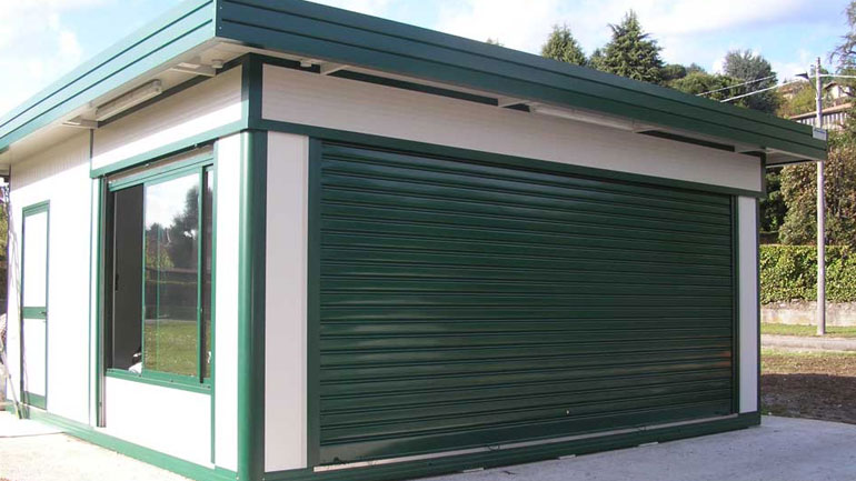 Προκάτ περίπτερα για τον εμβολιασμό στήνουν στις πλατείες οι Ιταλοί