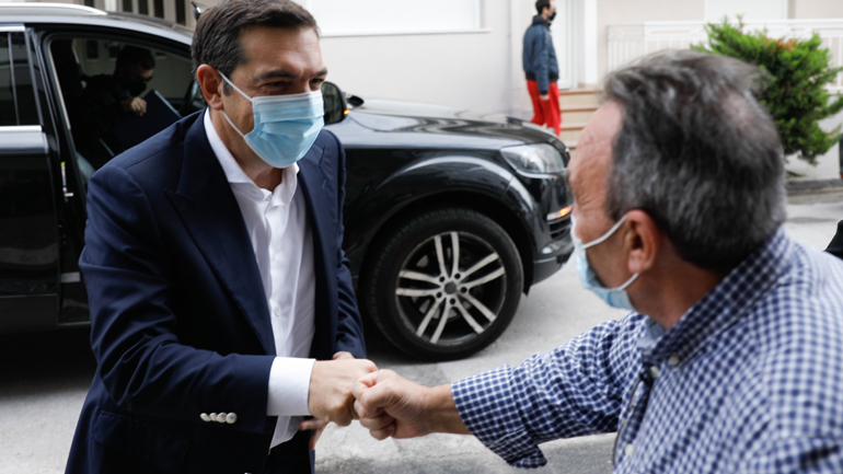 Στην Ελευσίνα ο Τσίπρας: «Αποτέλεσμα διαχειριστικής ανικανότητας η έξαρση covid στη Δ. Αττική»