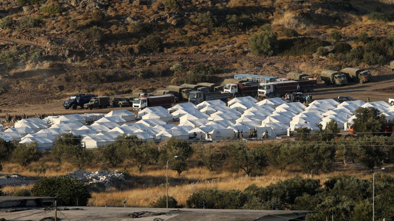 Αυτοψία Μηταράκη στο προσωρινό ΚΥΤ στο Καρά Τεπέ