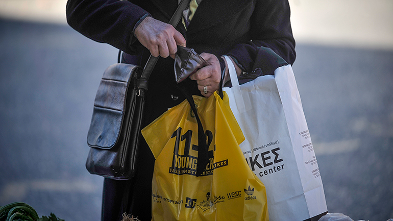 Άνεργη βρήκε και παρέδωσε τσαντάκι με 15.000 ευρώ – Άνεργος και ο σύζυγός της