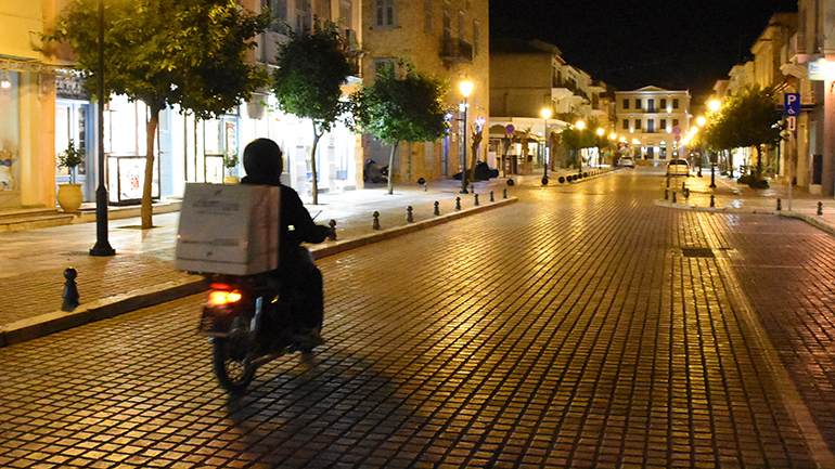 Κουκουλοφόροι με μαχαίρια επιχείρησαν να κλέψουν ντελιβερά στο κέντρο της Καλαμάτας