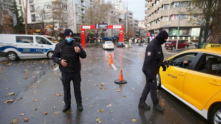 «Θεριζει» ο κορωνοϊός στην Τουρκία: Ξεπέρασαν τα 2 εκατομμύρια τα κρούσματα