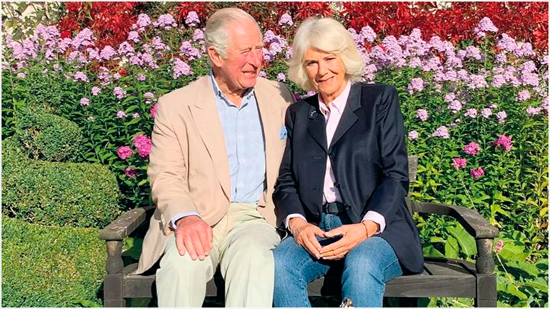 Αυτή είναι η χριστουγεννιάτικη κάρτα του Πρίγκιπα Κάρολου και της Δούκισσας της Κορνουάλης