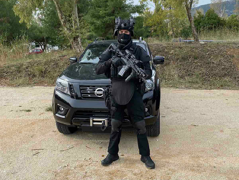 Ο επίλεκτος κομάντο της ΕΛΑΣ με όπλο Μ4 με παρελκόμενα, αντιβαλιστικό κράνος, night vision, πλήρες αλεξίσφαιρο γιλέκο, γιλέκο μάχης κ.ά.