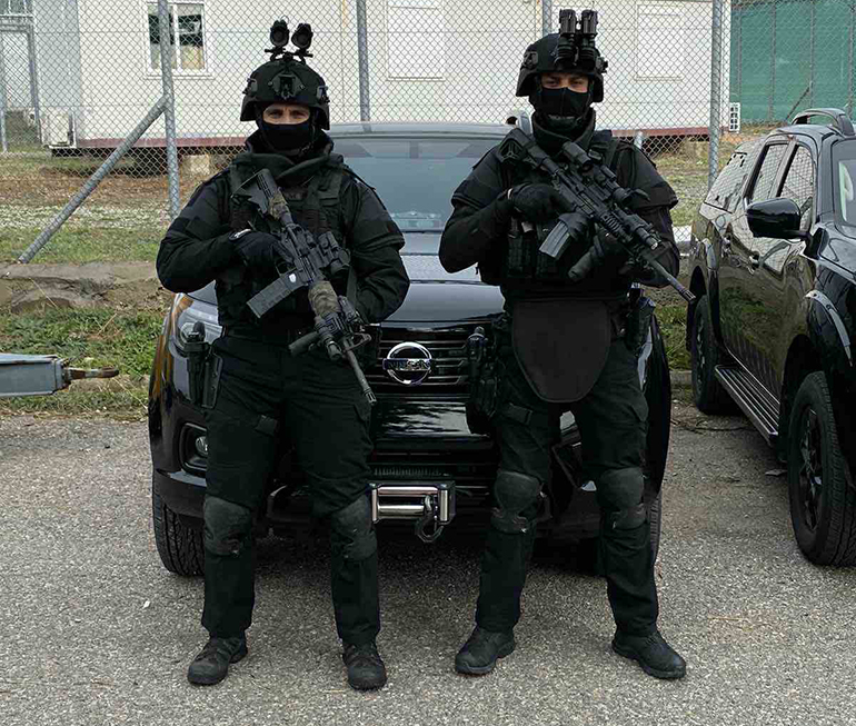 Έτοιμοι να ριχτούν στη μάχη κατά του εγκλήματος. Διακρίνονται και τα όπλα της αυστριακής εταιρείας Glock στο μηρό των αστυνομικών 
