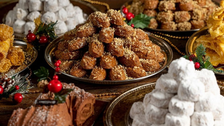 Κουραμπιές vs μελομακάρονα: Τι είναι καλύτερο για τη γραμμή μας;