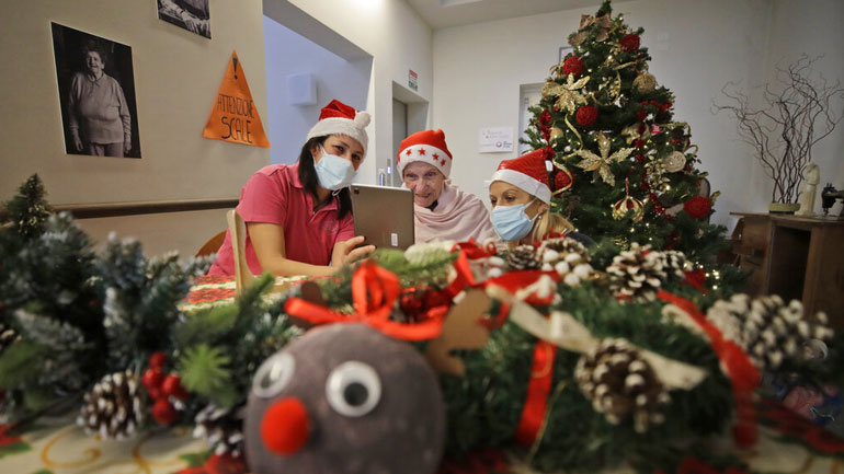 Πώς μεταδίδεται ο SARS-CoV-2 με την ομιλία ή την αναπνοή σε εσωτερικούς χώρους