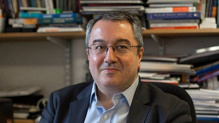 Μόσιαλος: Δεν υπάρχει λόγος ανησυχίας για τα εμβόλια από τη μετάλλαξη covid