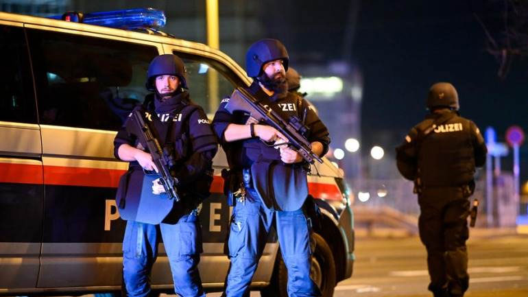 Χειροπέδες σε δύο υπόπτους για την επίθεση στη Βιέννη