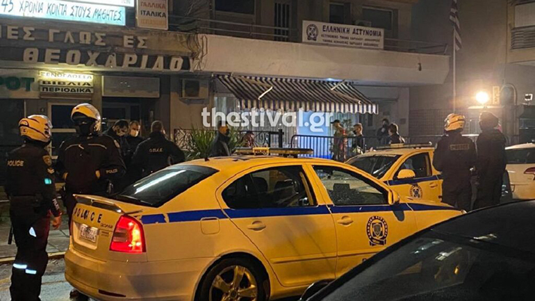Σκληρό βίντεο: 32χρονος αλλοδαπός αυτοτραυματίστηκε έξω από αστυνομικό τμήμα στη Θεσσαλονίκη