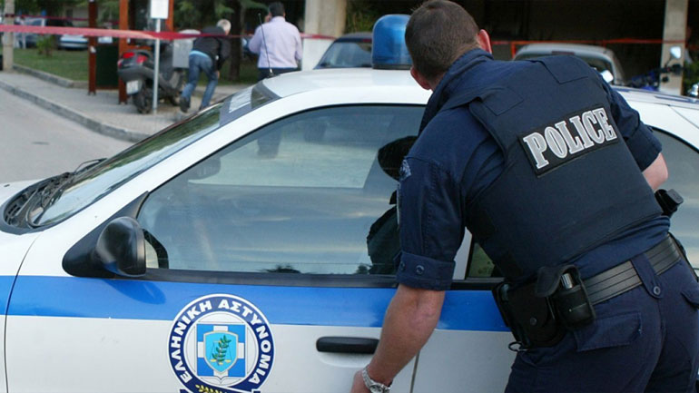 Χειροπέδες σε 27χρονο για παράνομη μεταφορά μεταναστών