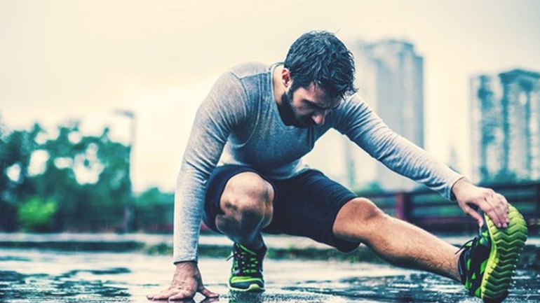 Τρέξιμο στη βροχή: Οι 10 κανόνες που θα σε κρατήσουν ζεστό