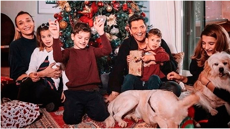 O Σάκης Ρουβάς μπήκε στην κουζίνα με τα παιδιά του!