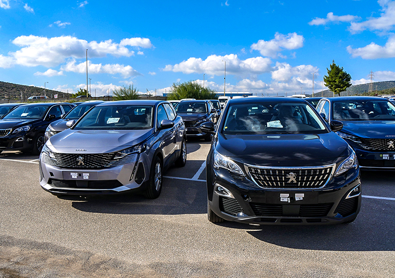 Δεξιά το Peugeot 3008 που κυκλοφορεί και αριστερά το νέο...