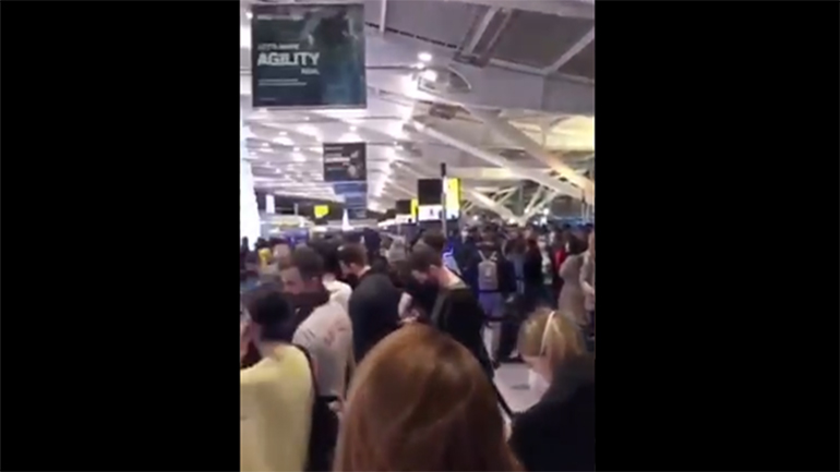 Απίστευτος συνωστισμός στο Χίθροου: Προσπαθούν να ταξιδέψουν πριν την απαγόρευση πτήσεων