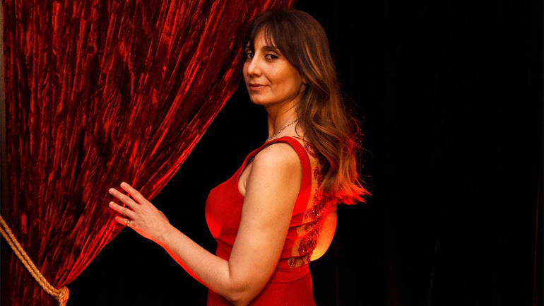 Η Αναστασία Ζαννή τραγούδησε σε διεθνές πάνελ, που συμμετείχε η εκπρόσωπος του Λευκού Οίκου Κάρολιν Μαλόνι