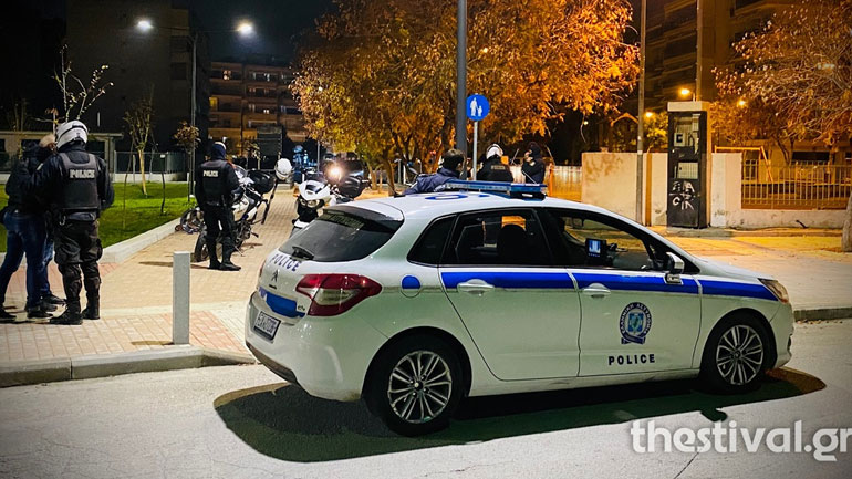 Επεισόδιο μεταξύ αστυνομικών και νεαρών που αρνήθηκαν να ελεγχθούν στη Θεσσαλονίκη