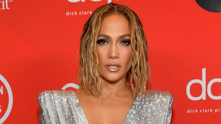 Δείτε την Jennifer Lopez να ποζάρει φορώντας φόρμα από τη συλλογή της Beyoncé!