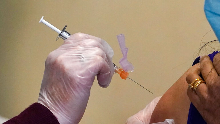 Γαλλία: «Τα εμβόλια αναμένεται να είναι αποτελεσματικά και κατά του νέου στέλεχους του ιού»