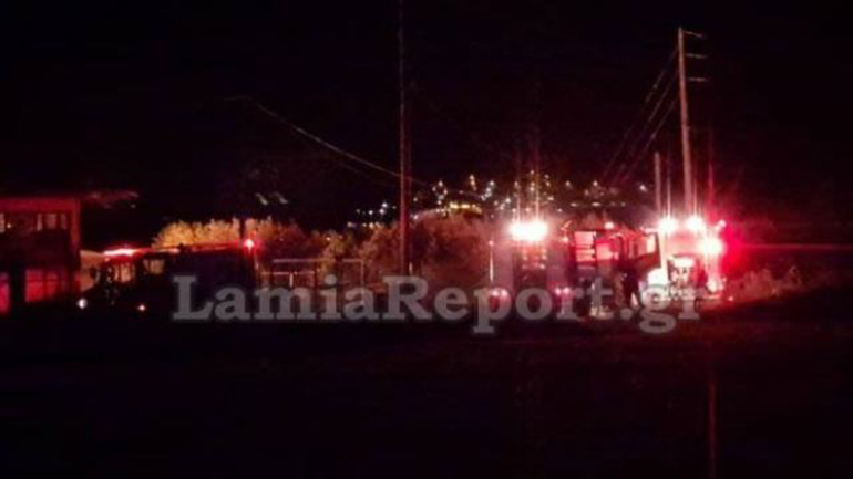 Συναγερμός για μεγάλη φωτιά με εκρήξεις στα Καλύβια Λαμίας