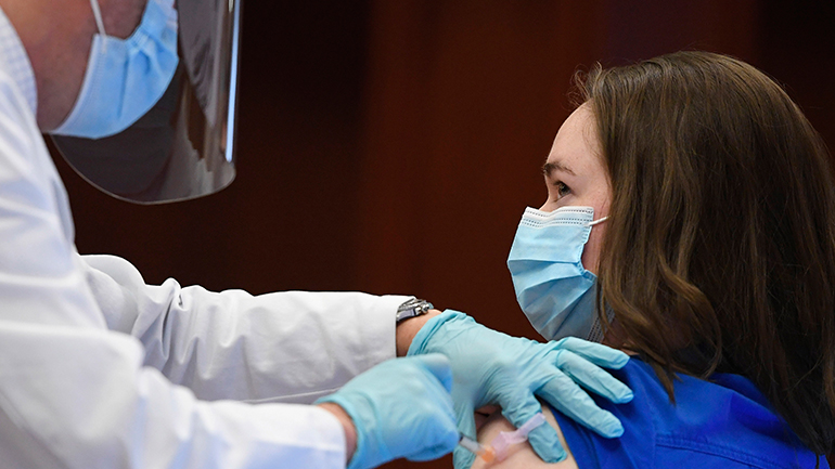 ΗΠΑ: Μια νοσηλεύτρια στο Κονέκτικατ ο πρώτος άνθρωπος που έλαβε το εμβόλιο της Moderna