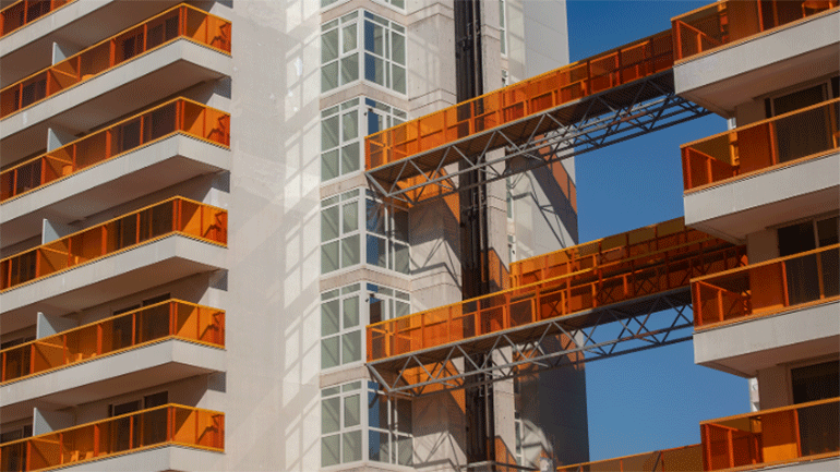 Τα άδεια ξενοδοχεία στο Benidorm ως μεταφορά των καιρών που ζούμε