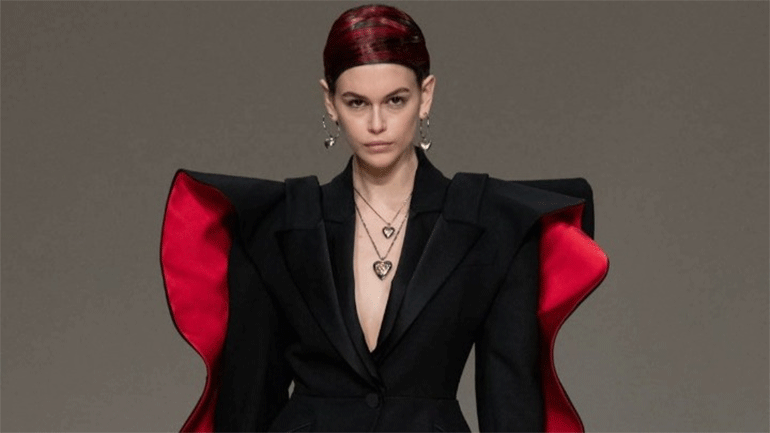 Ο οίκος Alexander McQueen συνεργάστηκε με τον σκηνοθέτη Τζόναθαν Γκλέιζερ για την παρουσίαση της νέας του συλλογής