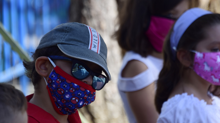 Οι ειδικοί προειδοποιούν: «Πιο επιθετικός στα παιδιά ο μεταλλαγμένος covid»