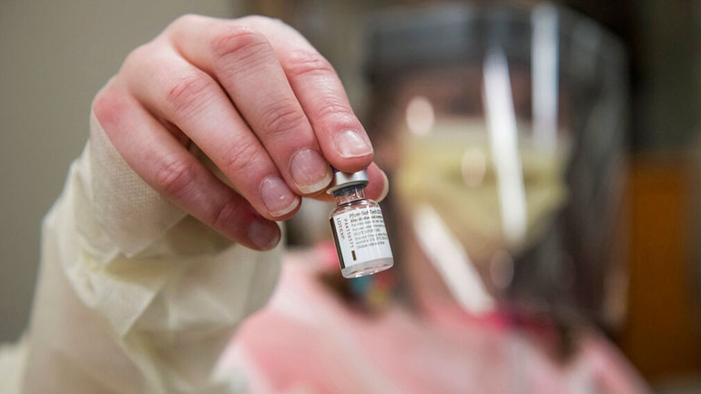 Eπιφανής λοιμωξιολόγος της Γερμανίας δεν ανησυχεί για τη νέα μετάλλαξη του κορωνοϊού