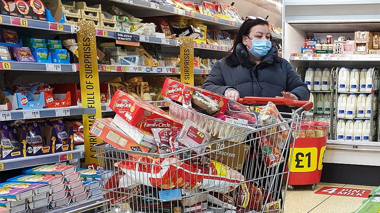 Πανικός στα σούπερ μάρκετ της Βρετανίας – Φόβοι για διακοπή της μεταφοράς τροφίμων