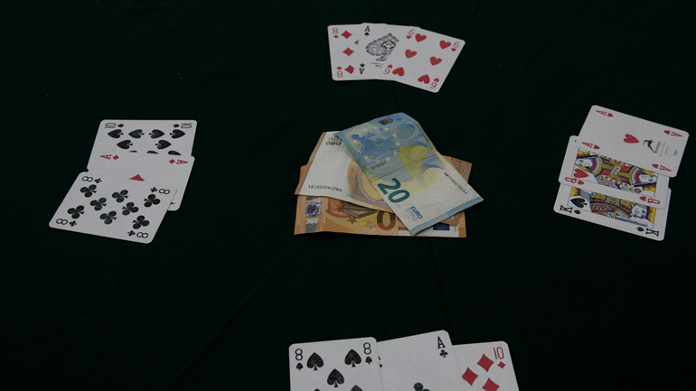 Σε διαθεσιμότητα 2 αστυνομικοί για παράνομο τζόγο